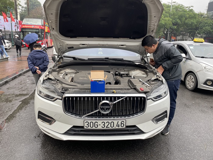 thay ắc quy phụ xe volvo