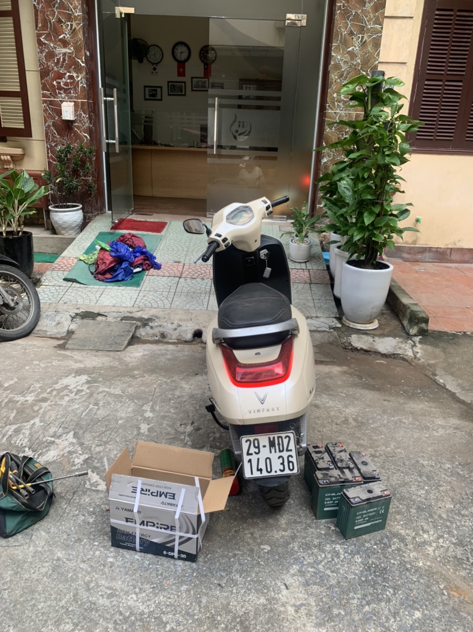 Thay ắc quy cho xe máy điện Vinfast Klara tại nhà tại Long Biên, Hà Nội