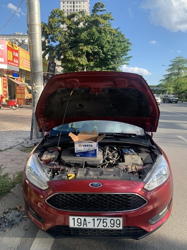 Thay ắc quy xe Ford Fiesta